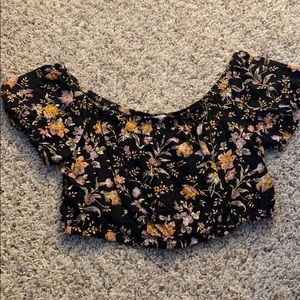 LIKE NEW Off Shoulder Crop Top